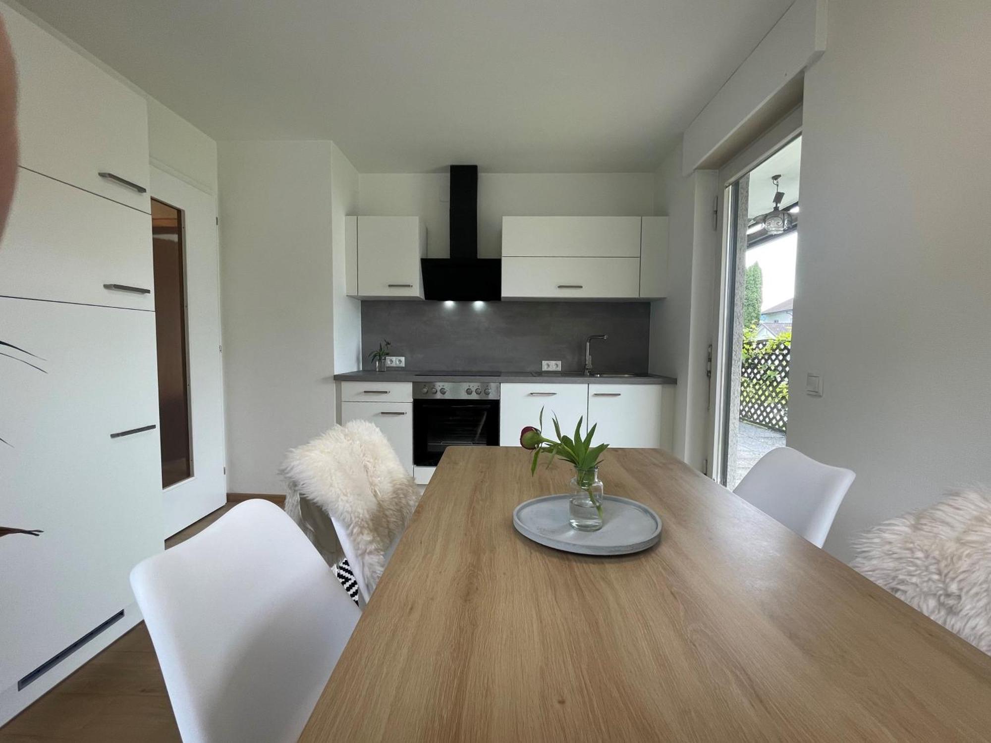 Crown Living Design Apartment - 2 Schlafzimmer - Kueche - Gratis Parkplatz - Abstellraum Fuer Fahrraeder/Ski Mader Екстериор снимка