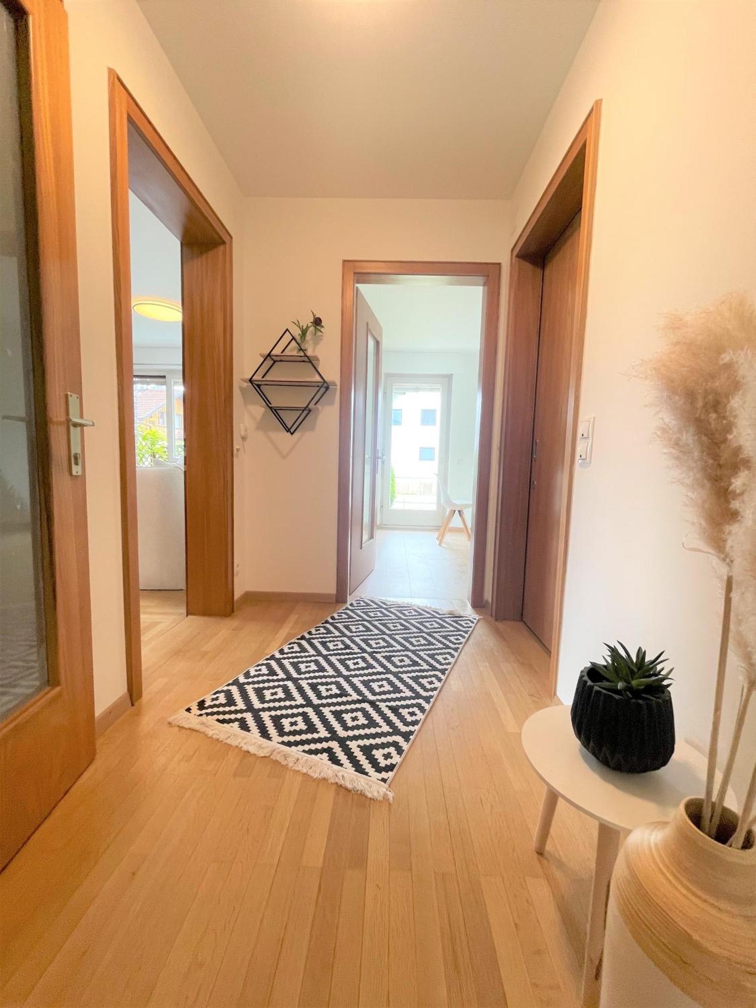 Crown Living Design Apartment - 2 Schlafzimmer - Kueche - Gratis Parkplatz - Abstellraum Fuer Fahrraeder/Ski Mader Екстериор снимка