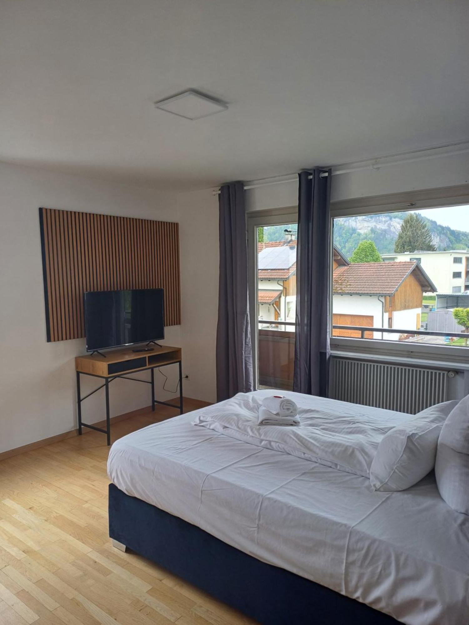 Crown Living Design Apartment - 2 Schlafzimmer - Kueche - Gratis Parkplatz - Abstellraum Fuer Fahrraeder/Ski Mader Екстериор снимка